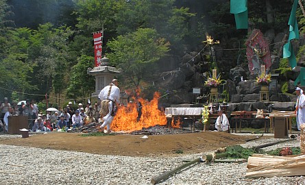 那須波切不動尊火祭り:火渡り