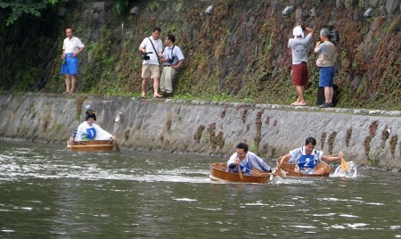 伊東松川タライ乗り競走