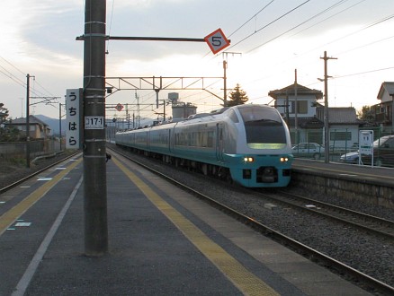 内原駅を通過する特急フレッシュひたち