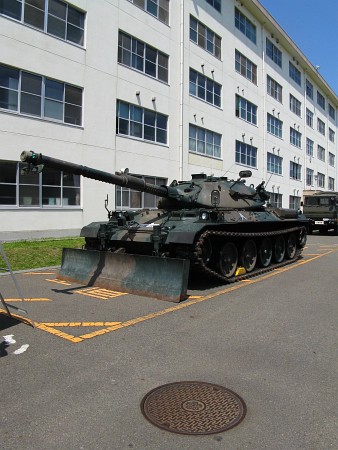 自衛隊蓋と戦車