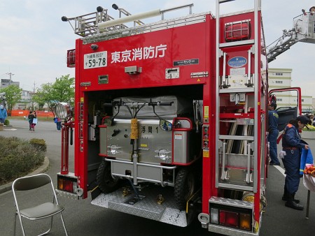 ポンプ車に格納されている電動ホースカー